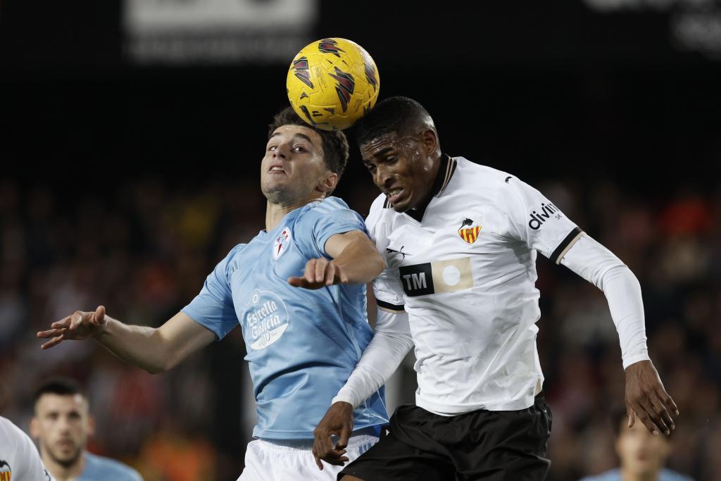 Dotor y Mosquera disputando un balón en un encuentro entre el Celta de Vigo y el Valencia