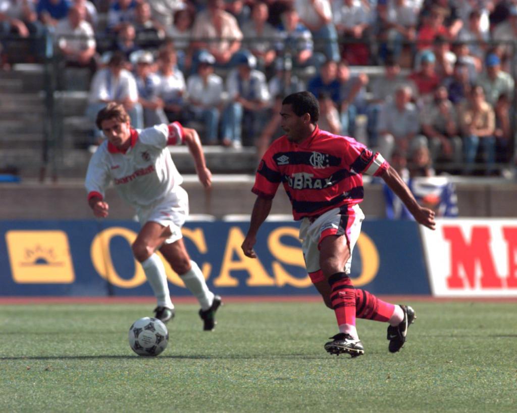 The Romario Flamengo player takes the ball in one of the games he played.