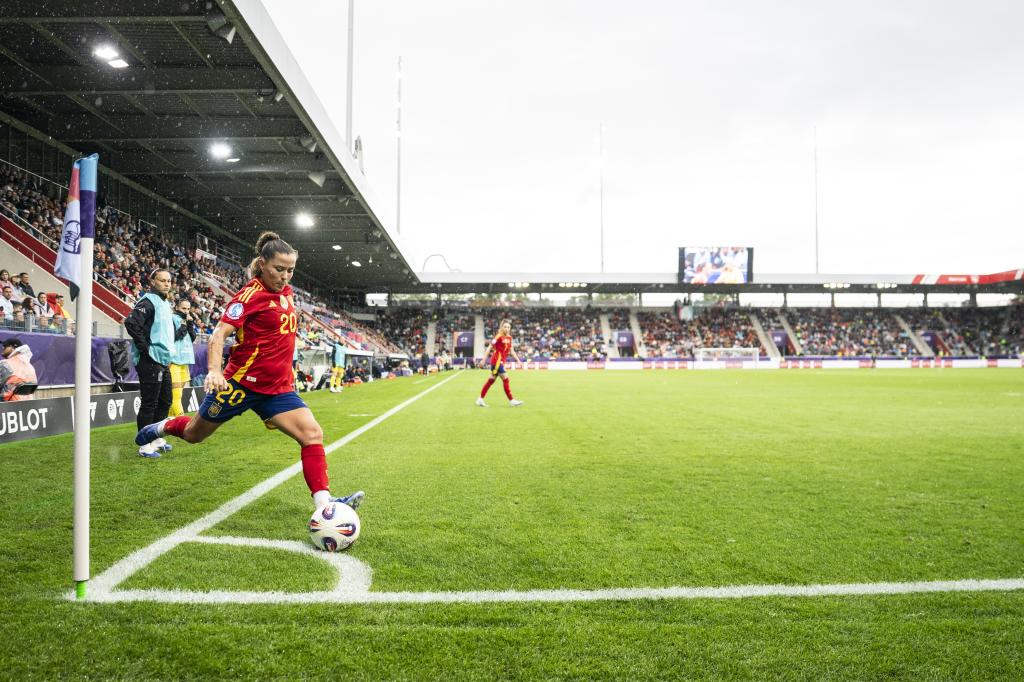 Claudia Pina saca un córner en el partido ante Bélgica en Thun.