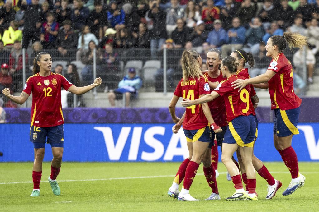 Patri Guijarro, Laia Aleixandri Mariona Caldentey, Esther González y Alexia Putellas celebran un gol de España