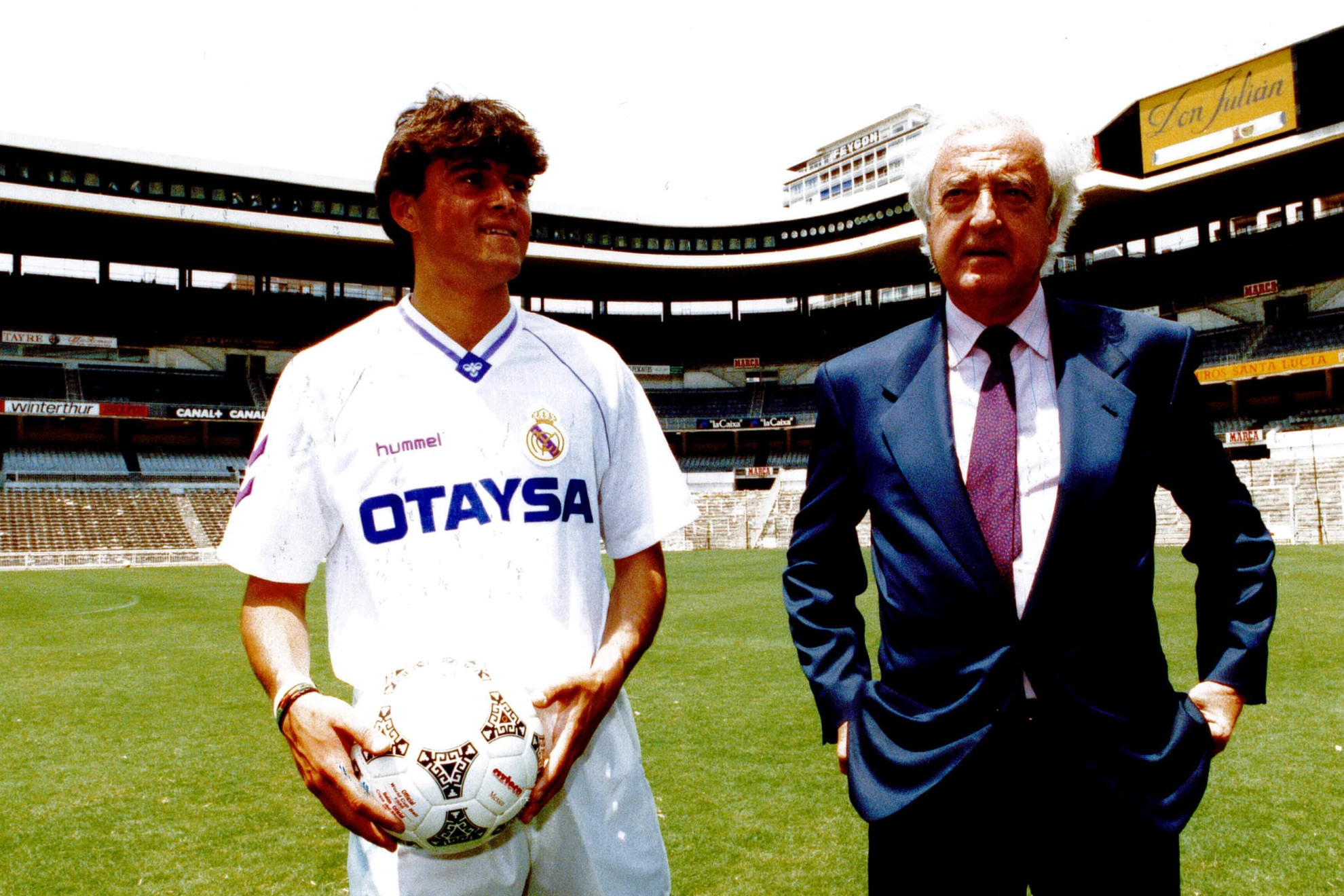 Luis Enrique, junto a Ramón Mendoza, el día de su presentación en el Santiago Bernabéu.