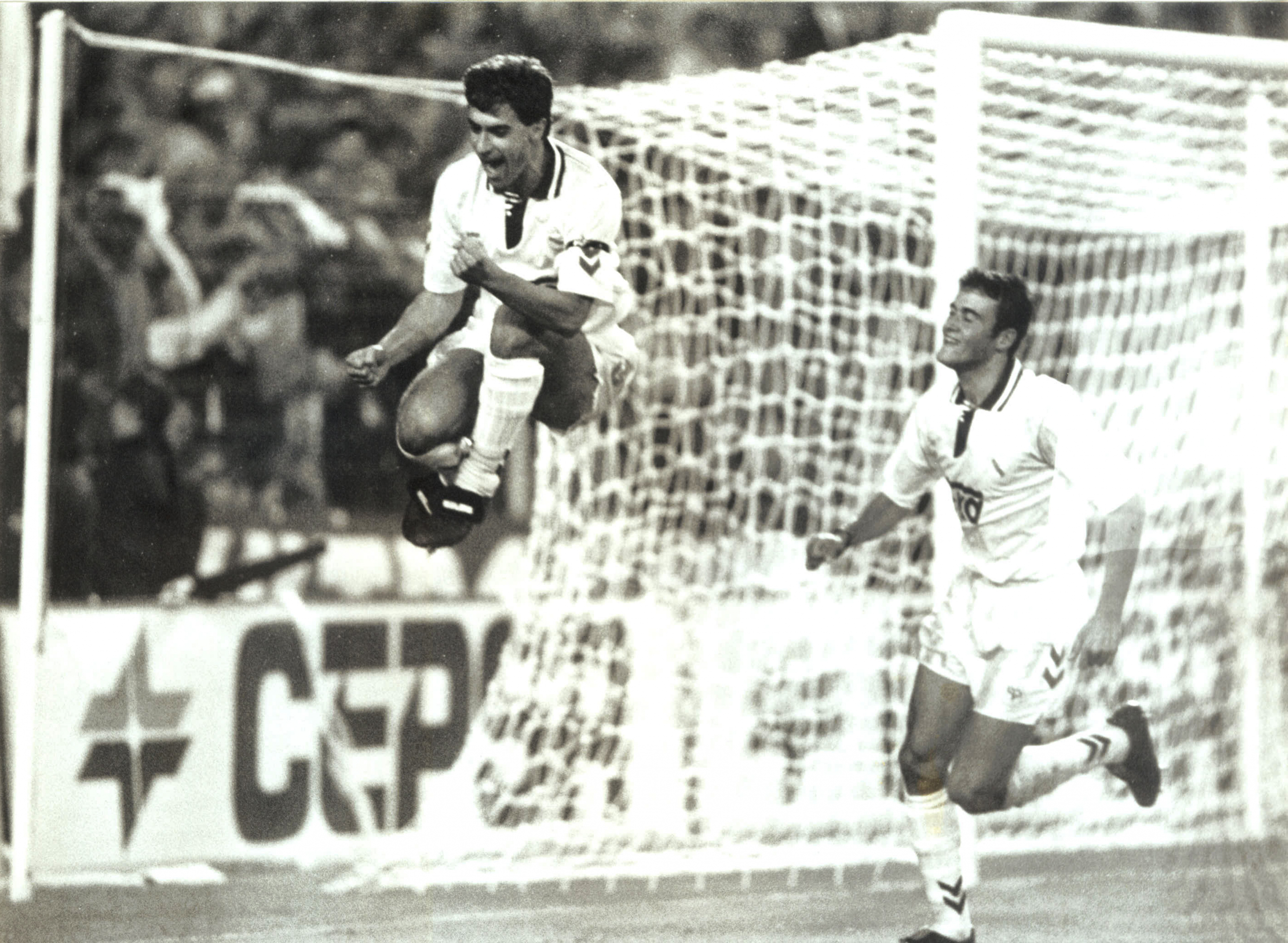Luis Enrique celebra un gol de Míchel durante su primera temporada en el Real Madrid.