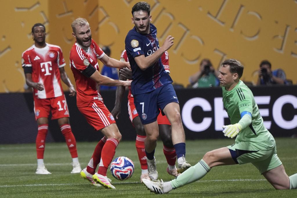 Kvaratskhelia durante el partido ante el Bayern. (AP Photo/Mike Stewart)