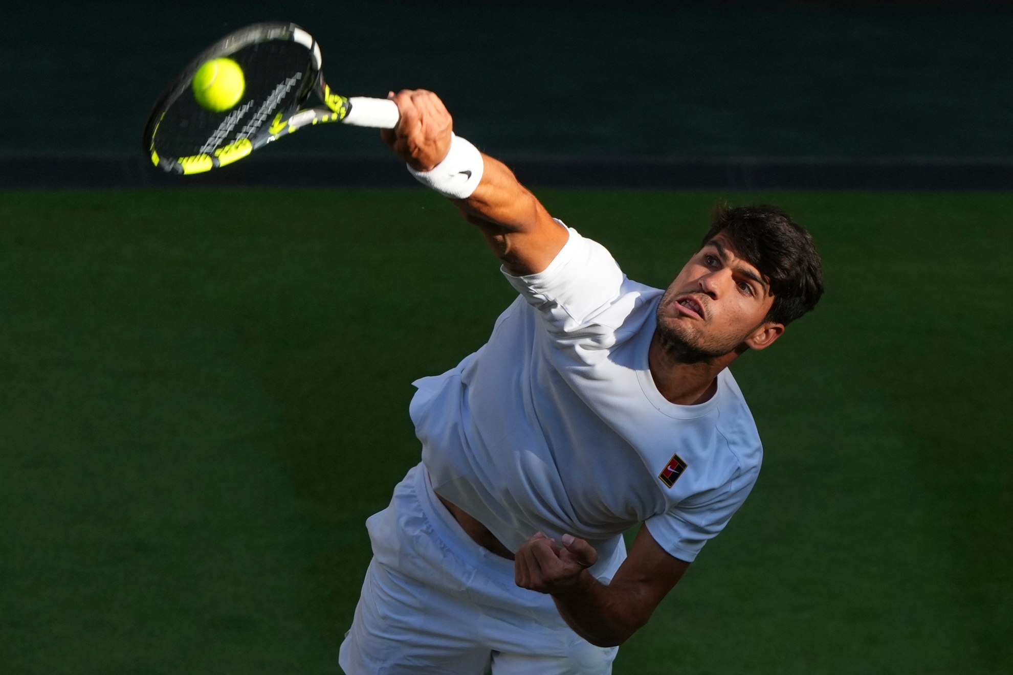 Carlos Alcaraz saca ante Cameron Norrie.