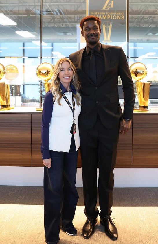 Deandre Ayton was presented as the new Los Angeles Lakers player