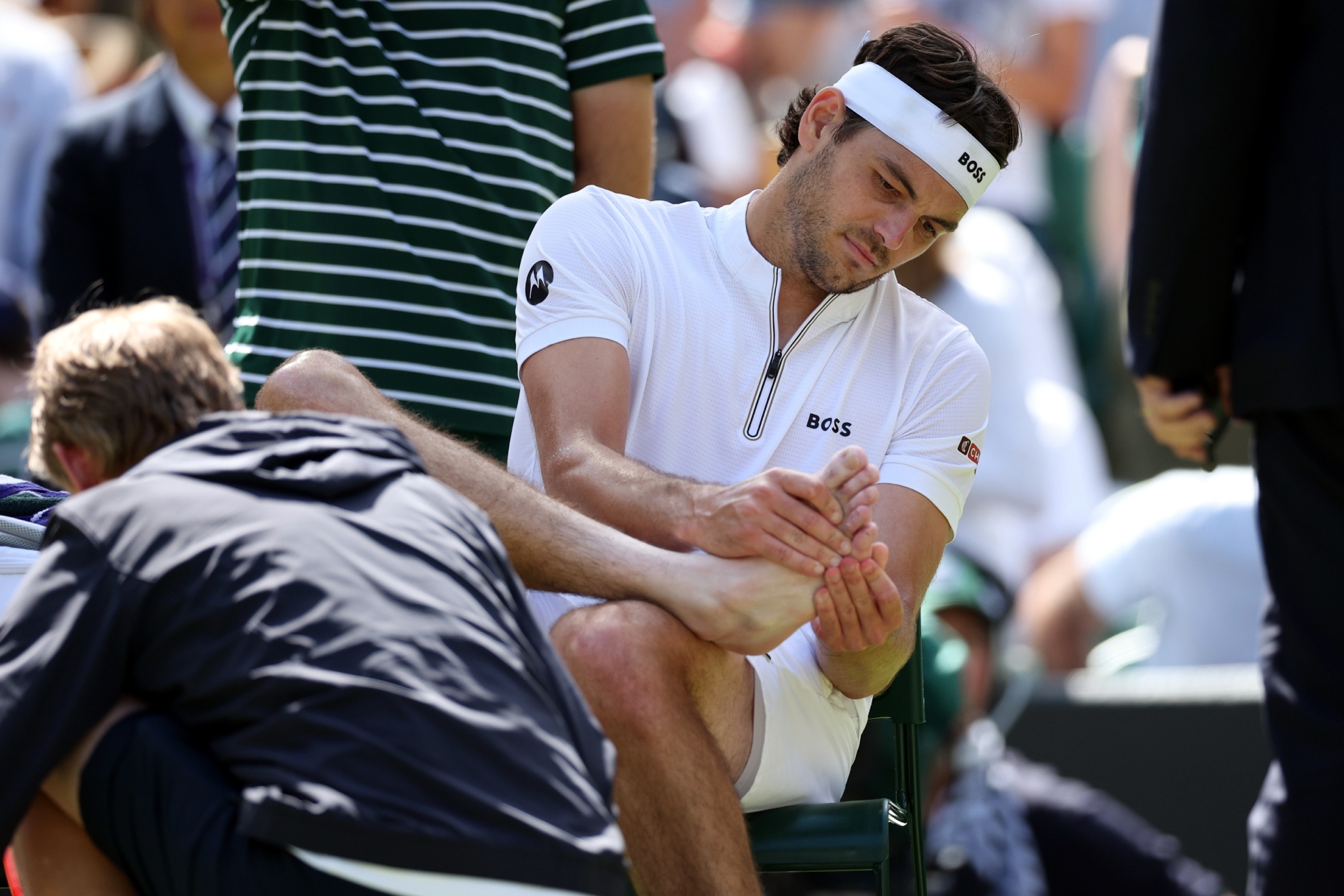 Taylor Fritz, atendido durante el partido ante Khachanov.