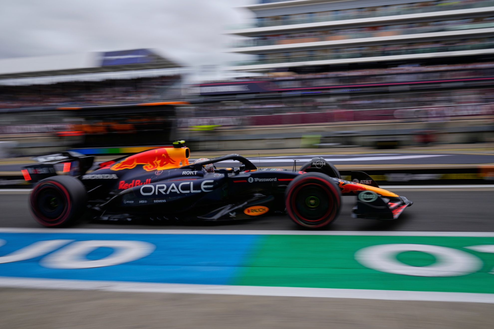 Yuki Tsunoda en la tercera sesión de entrenamientos libres en Silverstone.