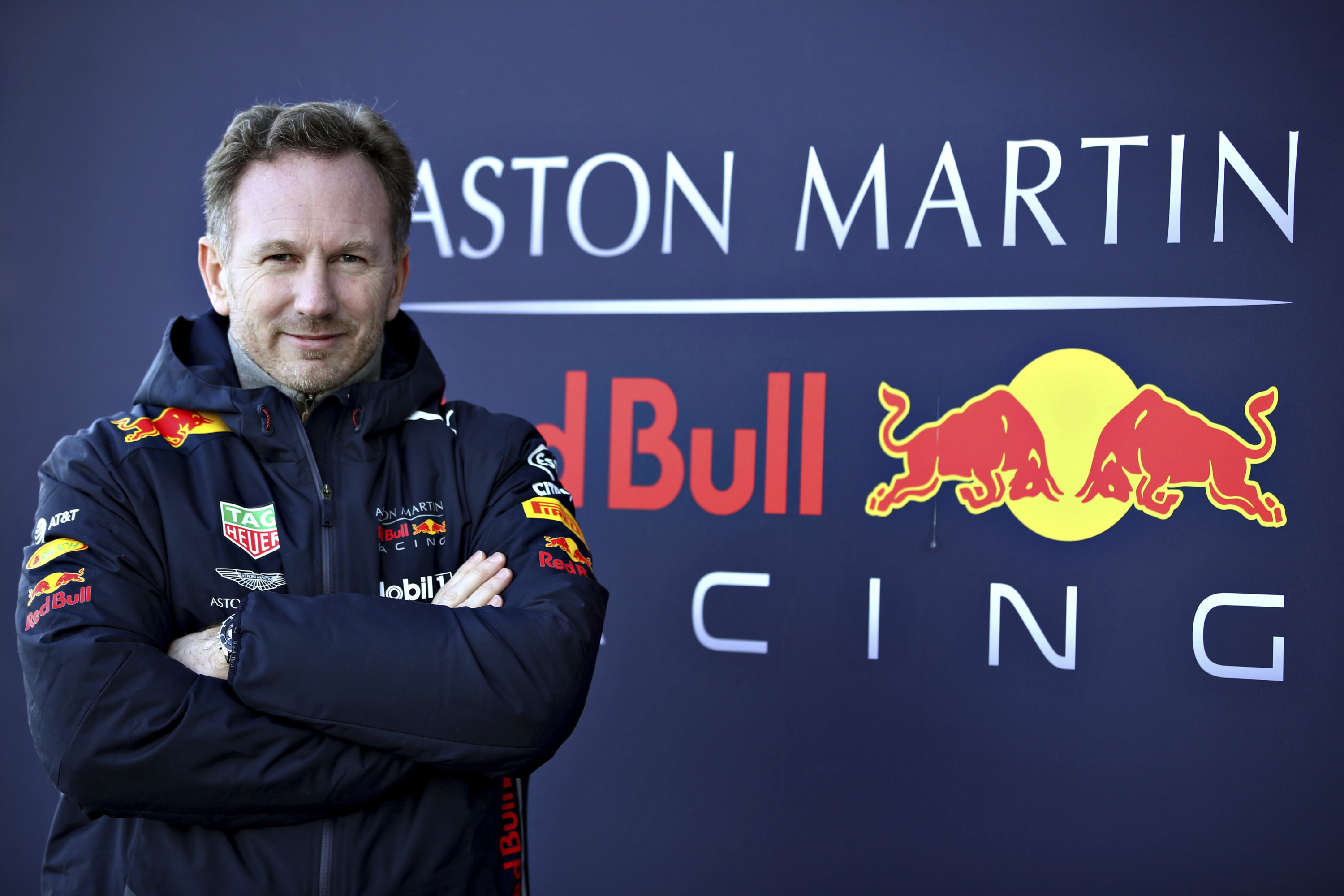 Christian Horner posa delante del logo de Red Bull Racing en Silverstone, 2019.