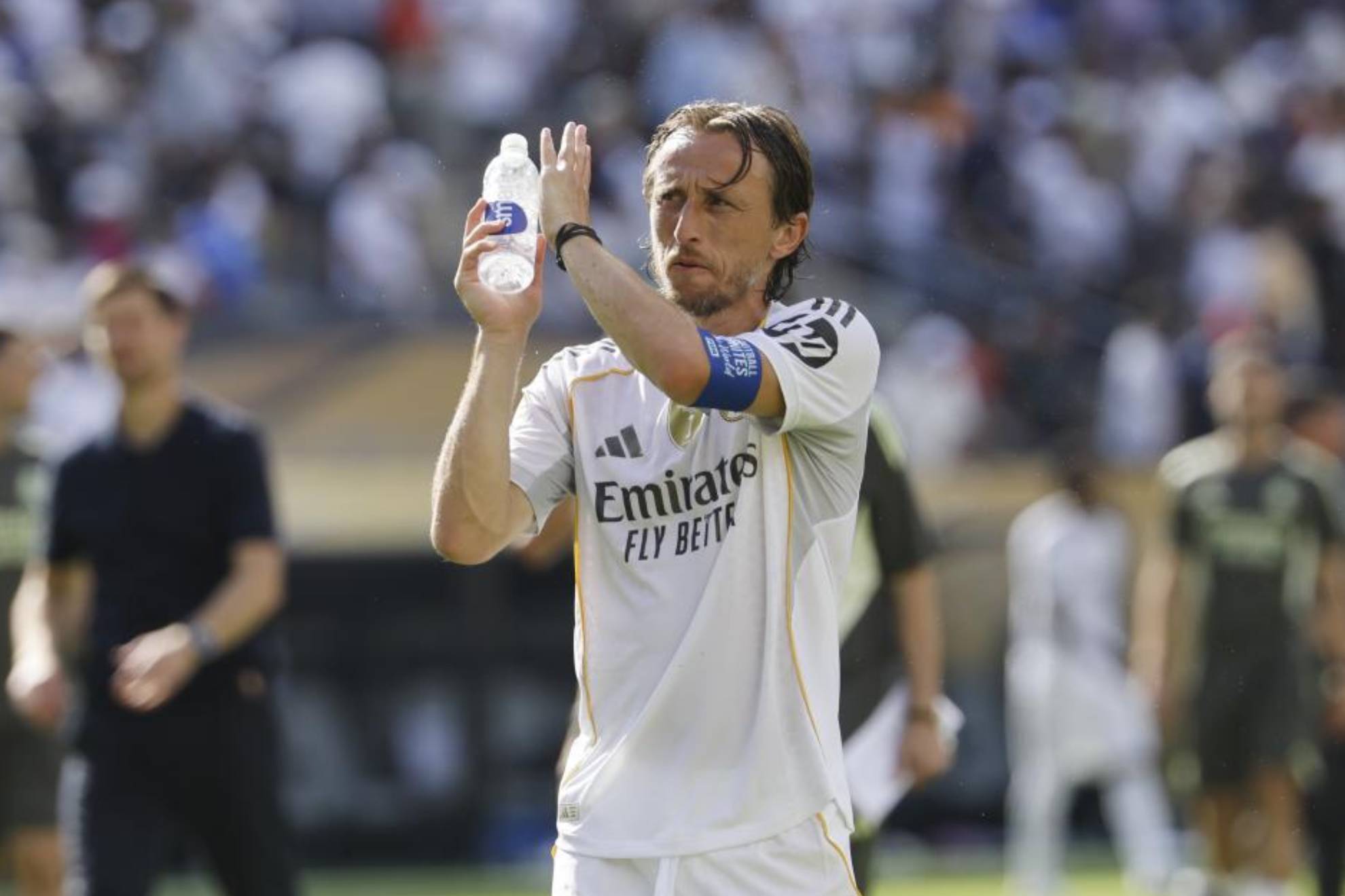 Modric agradece el apoyo de la afición tras su último partido con el Madrid.