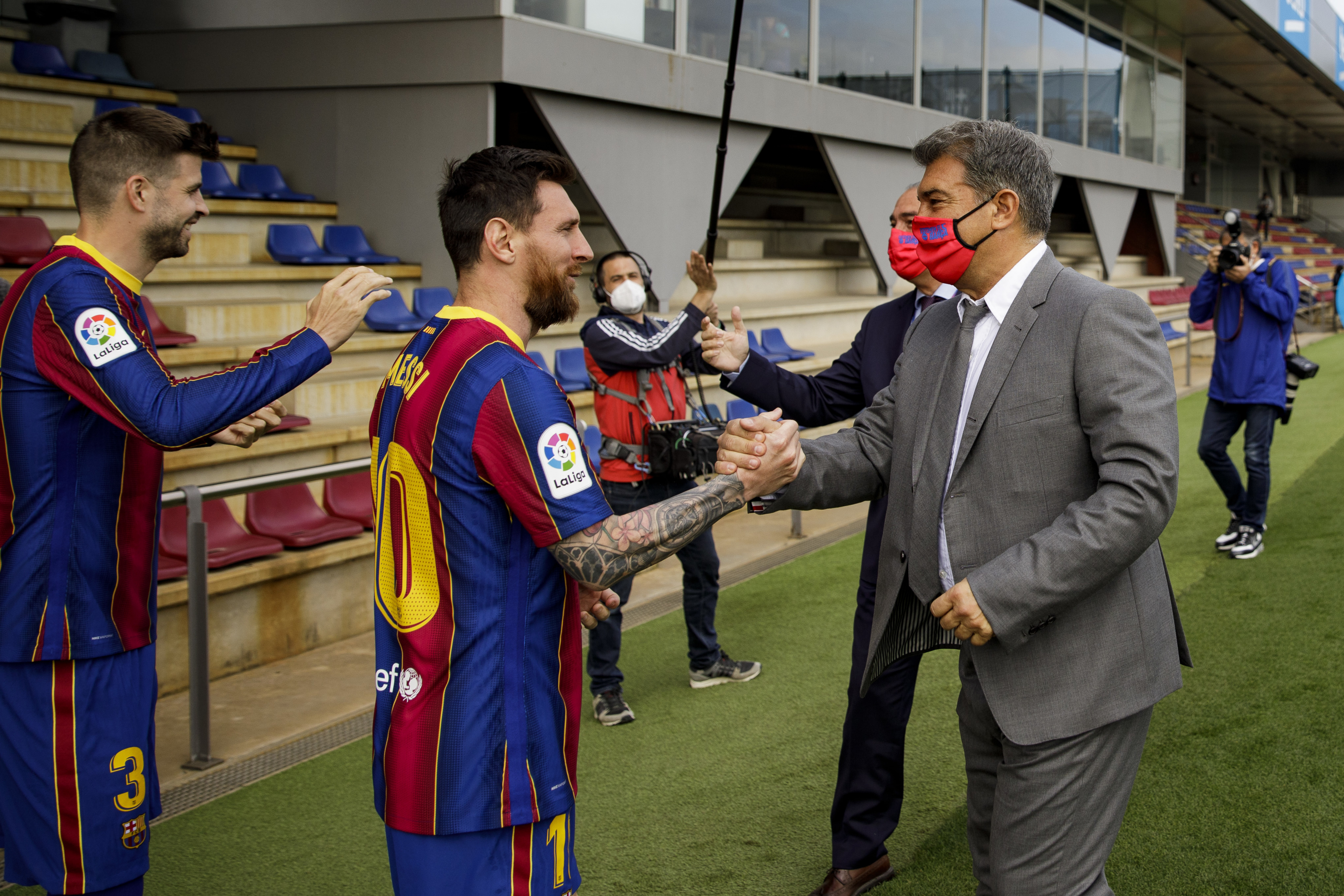 Messi y Laporta se saludan; eran otros tiempos.