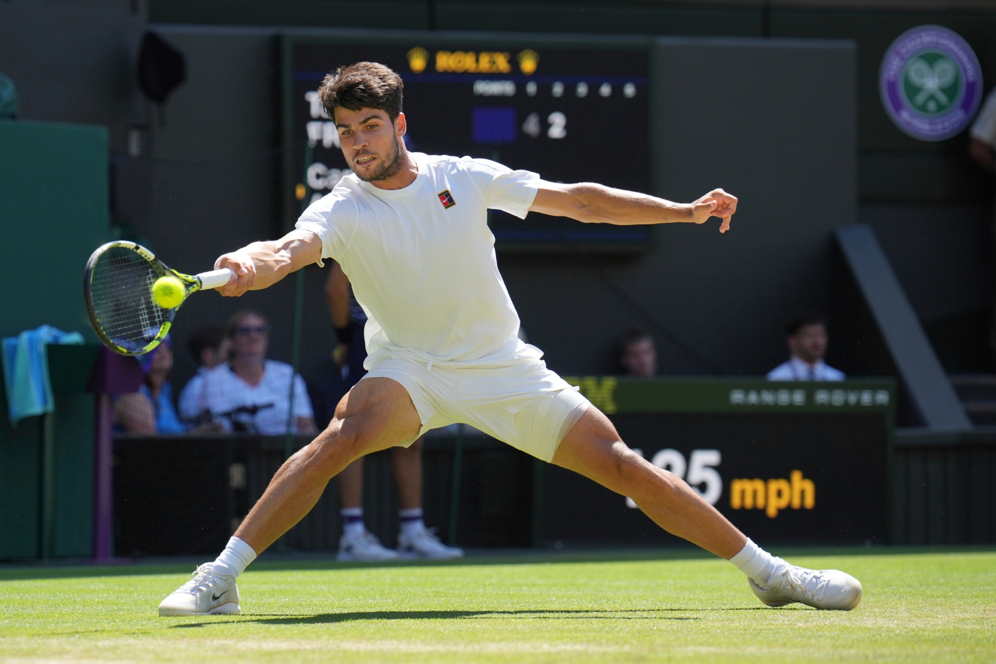 Carlos Alcaraz golpea una bola ante Fritz.