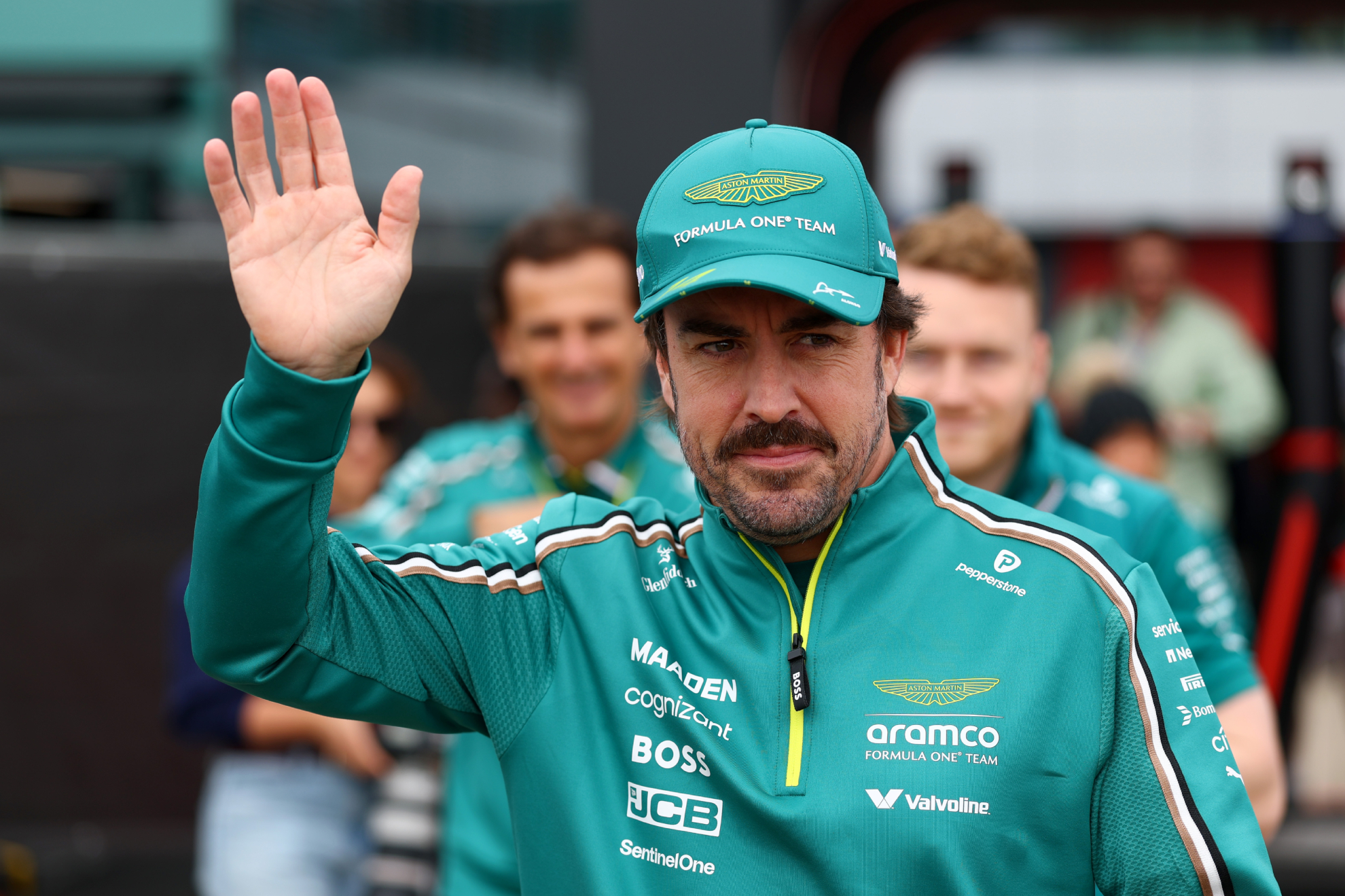 Fernando Alonso saluda en Silverstone.