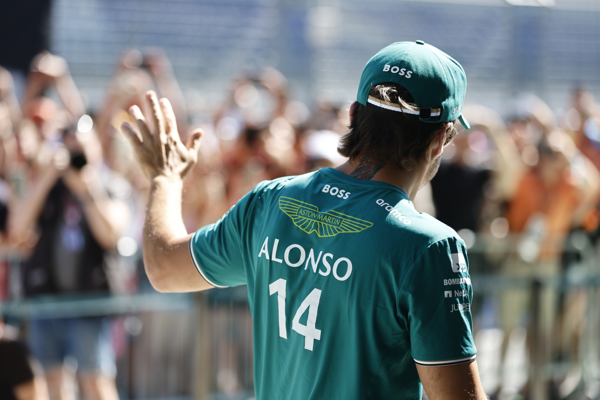 Alonso saluda a sus fans.