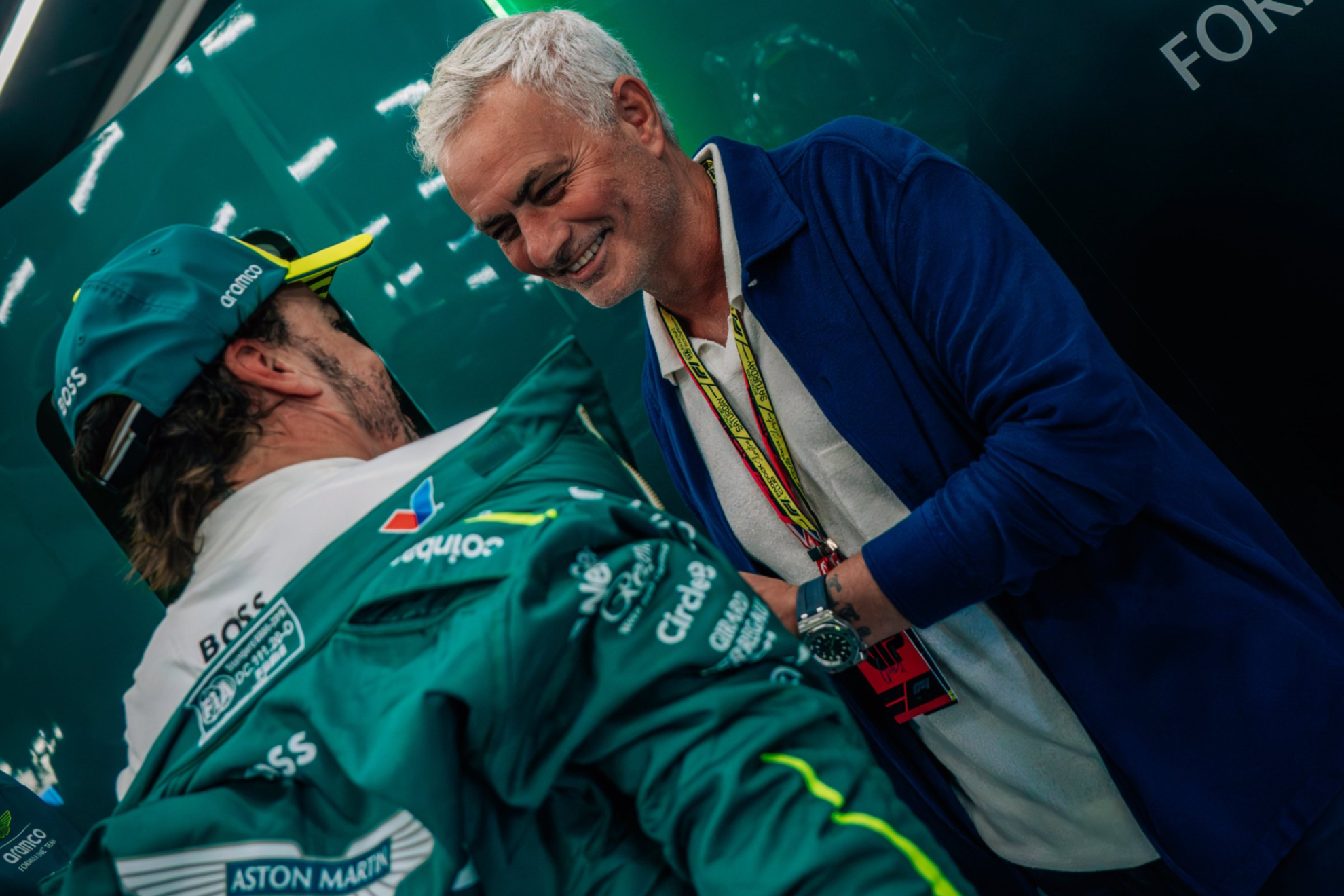 Mourinho conversa con Alonso en Silverstone.