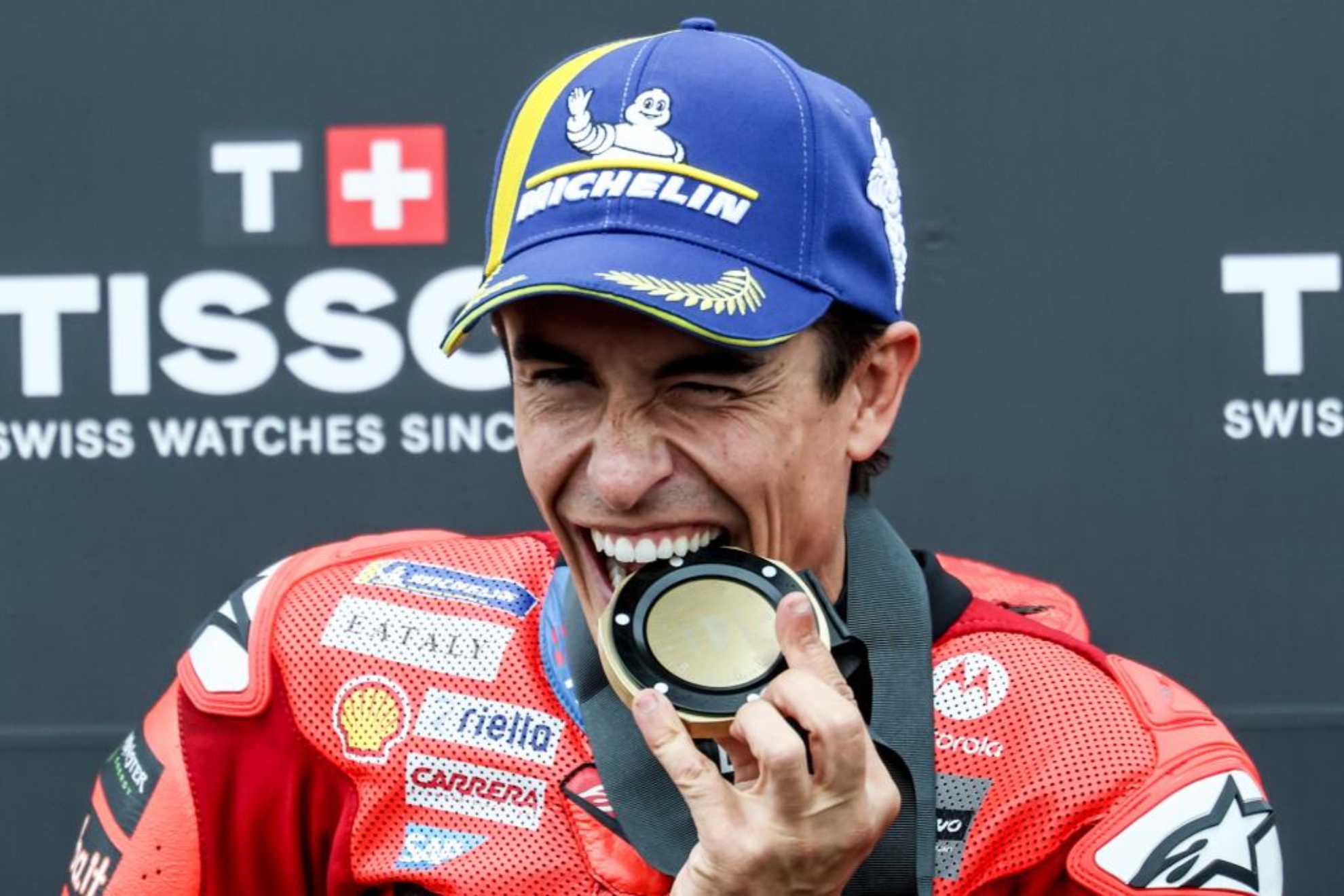 Marc Márquez muerde la medalla de ganador del Sprint.