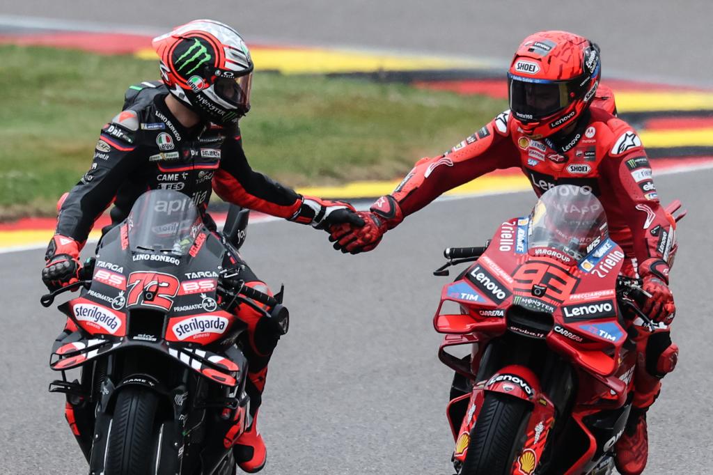 Bezzecchi y Marc Márquez se felicitan.