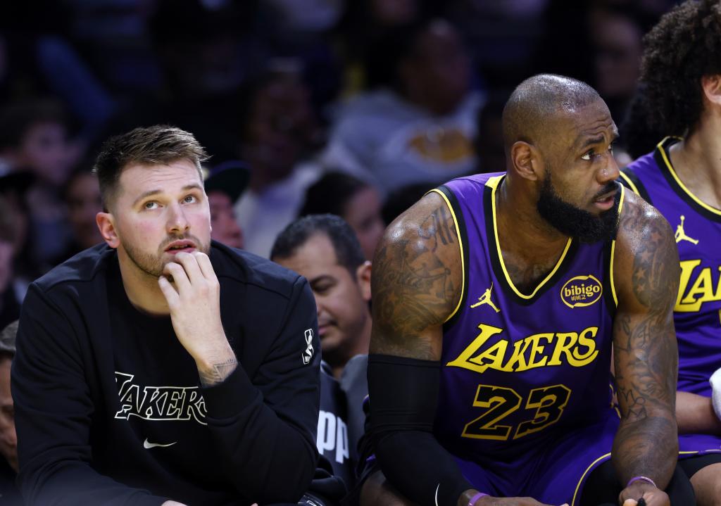 Luka Doncic y LeBron James, sentado en el banquillo durante un partido de los Lakers.