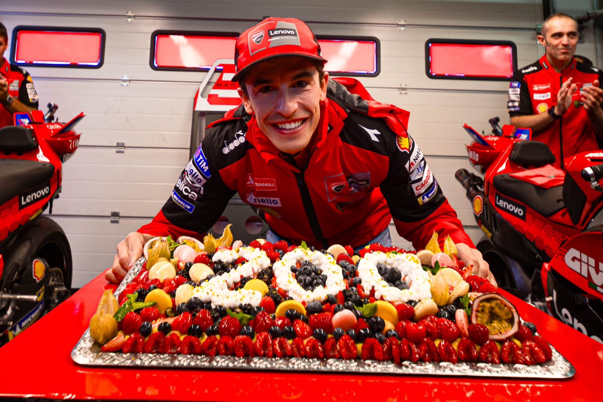 Marc Márquez posa con el pastel de regalo de parte de Ducati antes de su Gran Premio 200 en MotoGP.