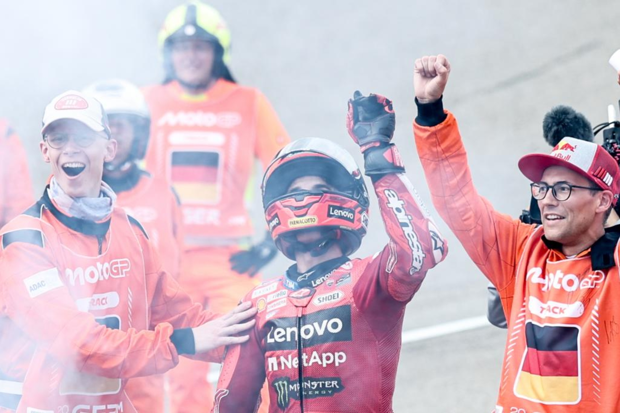 Marc Márquez señala al cielo en su celebración.