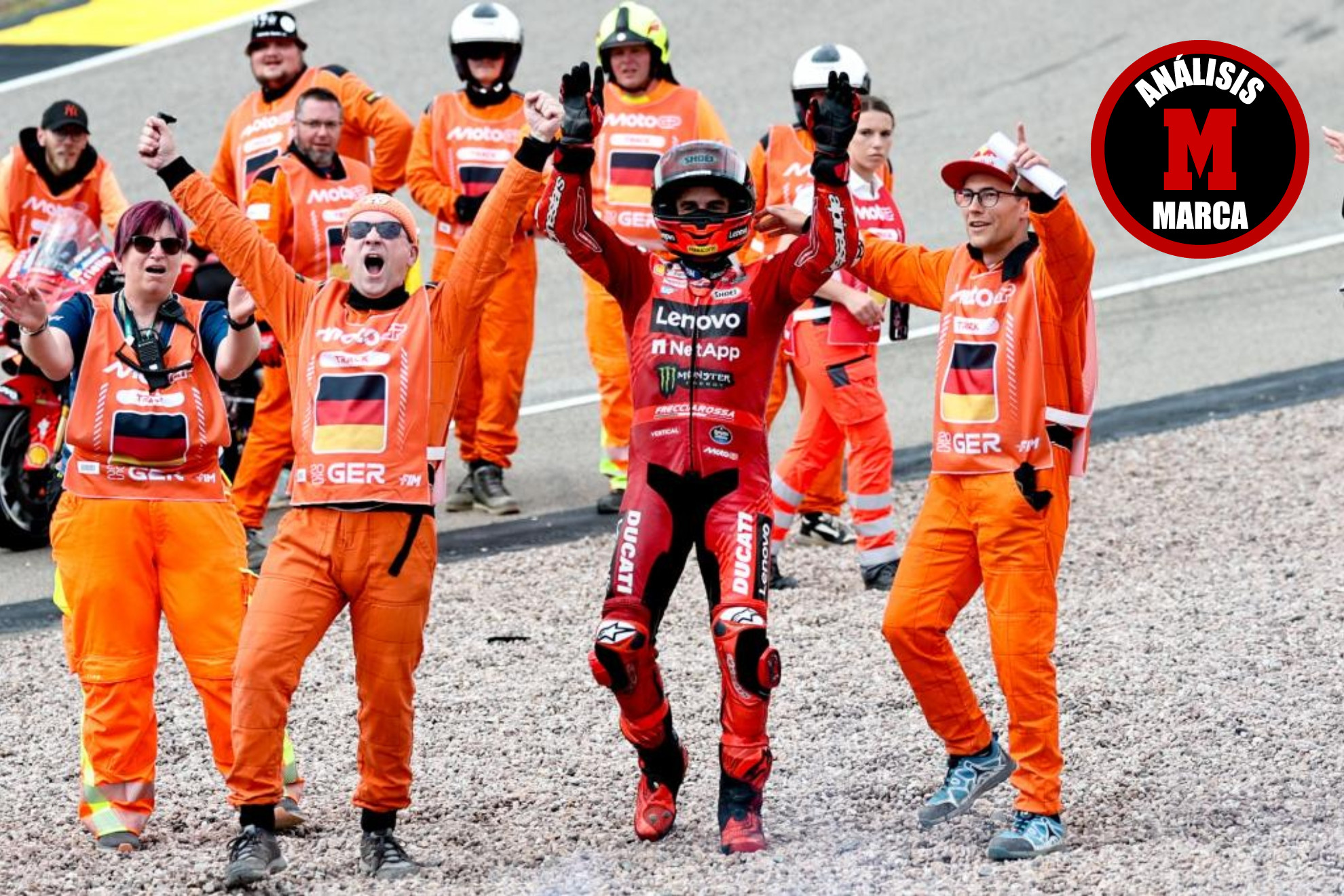 Marc Márquez, con los comisarios de Sachsenring.