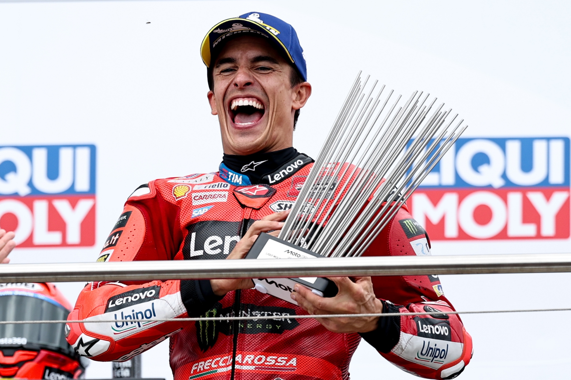 Marc Márquez celebra su aplastante triunfo en Sachsenring.
