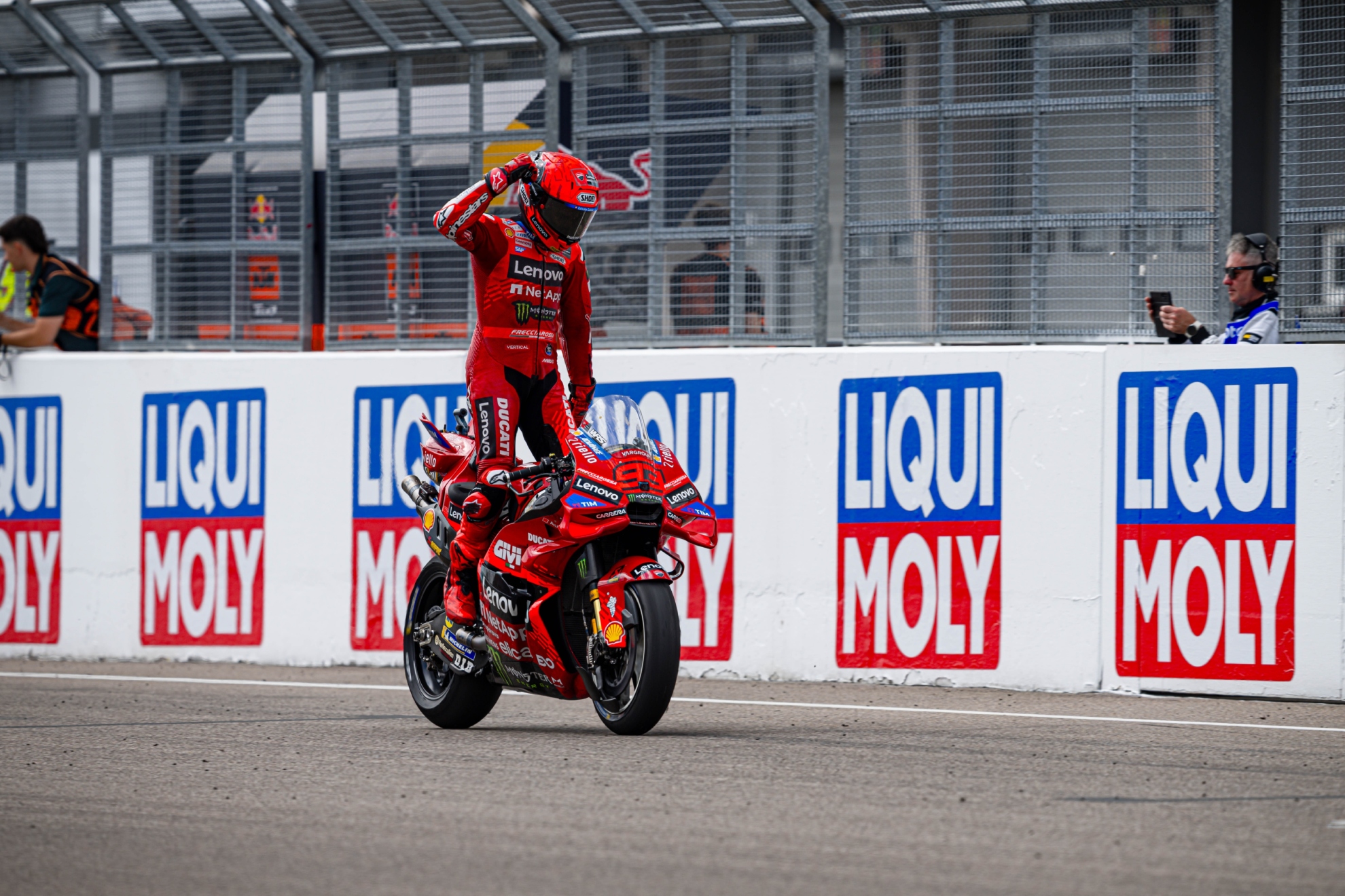 Marc Márquez, al cruzar la meta de Alemania.