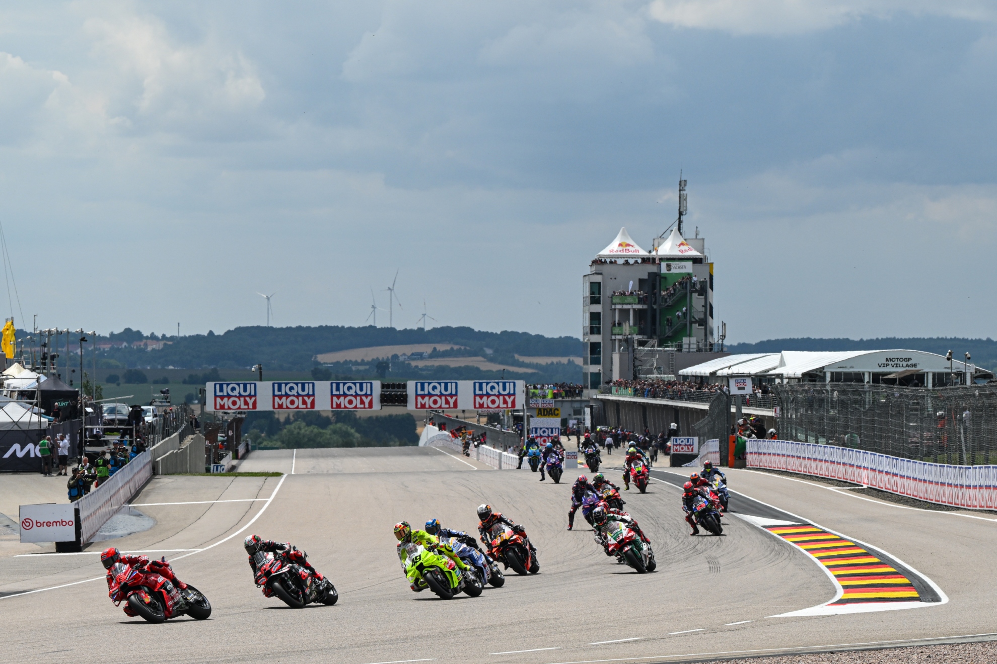 Marc Márquez lidera tras la salida en Alemania.