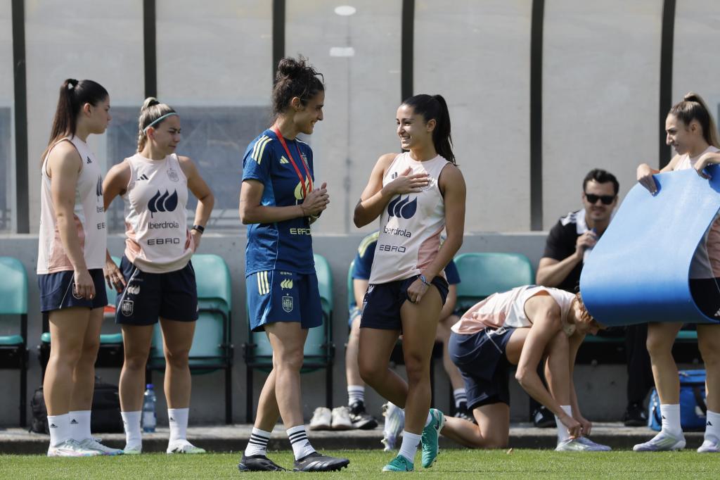 Jana Fernández dialoga con Montse Tomé durante un entrenamiento