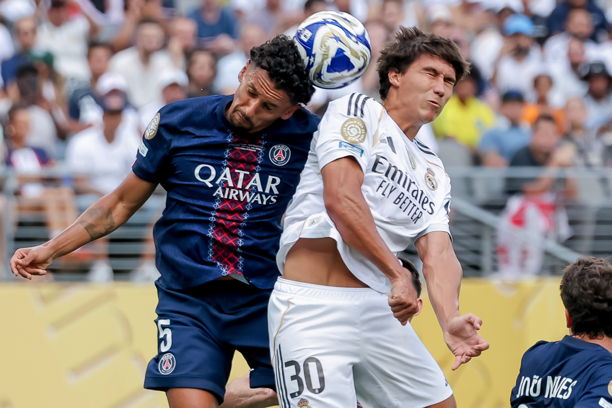 Marquinhos y Gonzalo disputan un balón durante el PSG-Real Madrid
