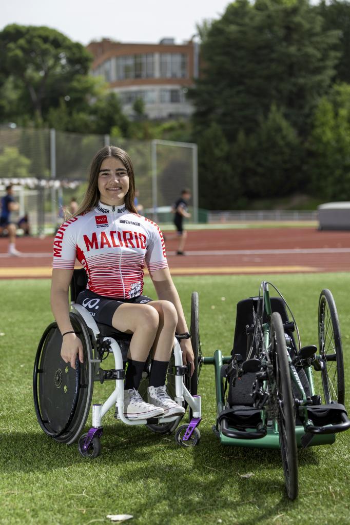 Iraide Rodríguez junto a su handbike.