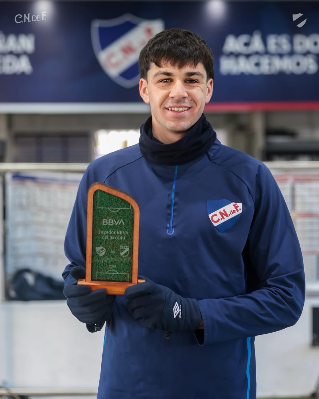 Gonzalo Petit posando con el premio de jugador BBVA