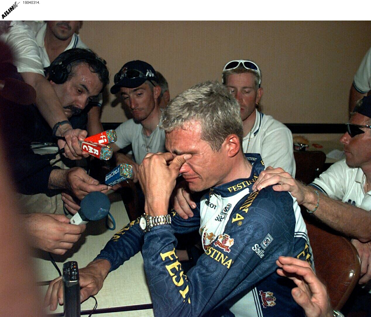 Virenque, llorando tras ser acusado de doping.
