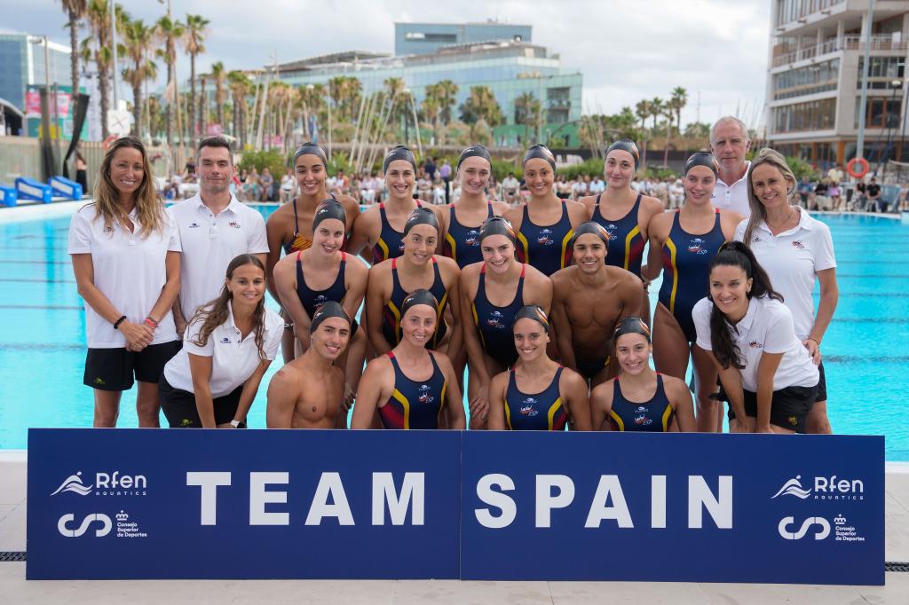 Integrantes y cuerpo técnico del equipo español de natación artística.
