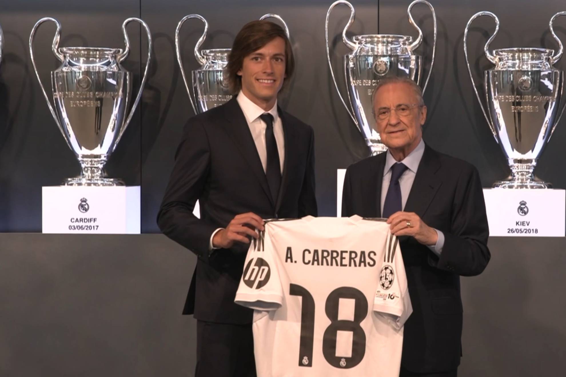 Álvaro Carreras posa con su nueva camiseta junto a Florentino Pérez