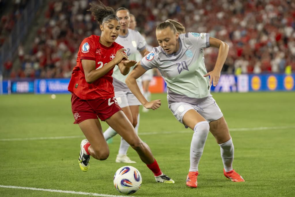 Sydney Schertenleib, en el partido ante Suiza en el debut de la Eurocopa