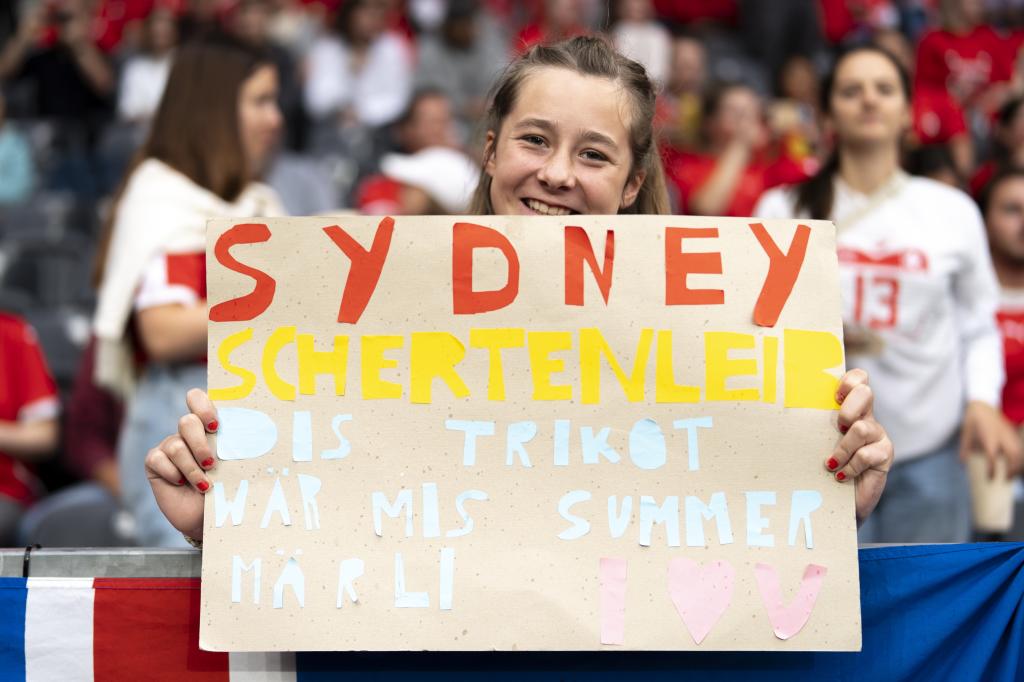 Una aficionada porta una cartulina con un mensaje para Sydney Schertenleib.