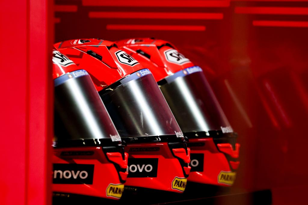 Los cascos de Marc, en el box.