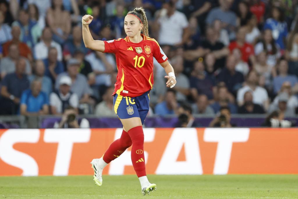 Athenea del Castillo celebra un gol ante Italia en Berna.
