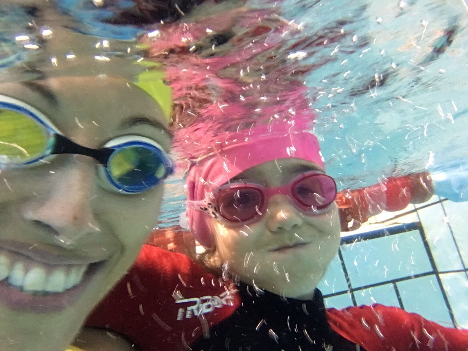 Iraide Rodríguez en la piscina con Teresa Perales.