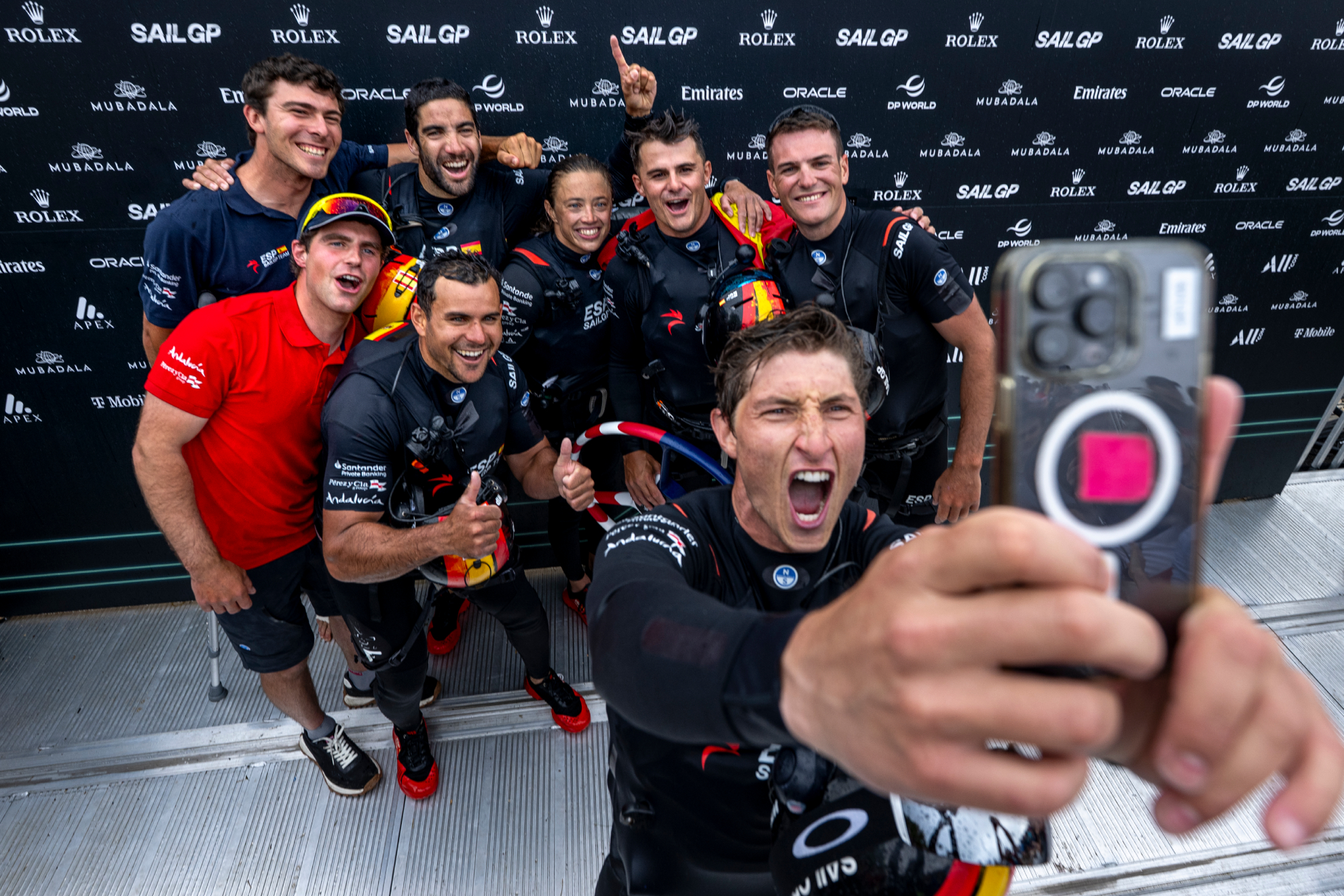 España celebra su victoria en Nueva York y lo inmortaliza con un 'selfie'.