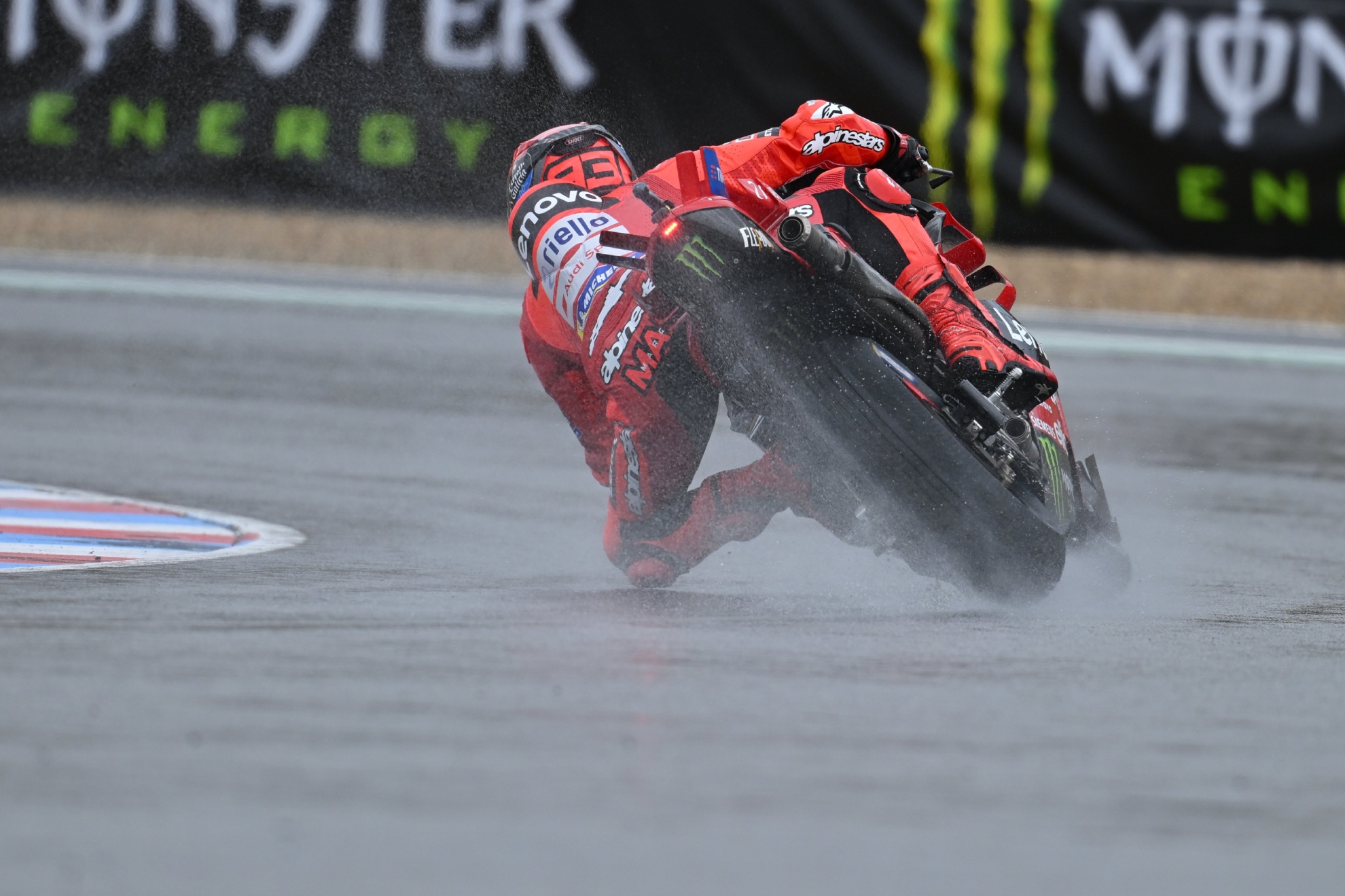 Marc Márquez, sobre mojado, en Brno.