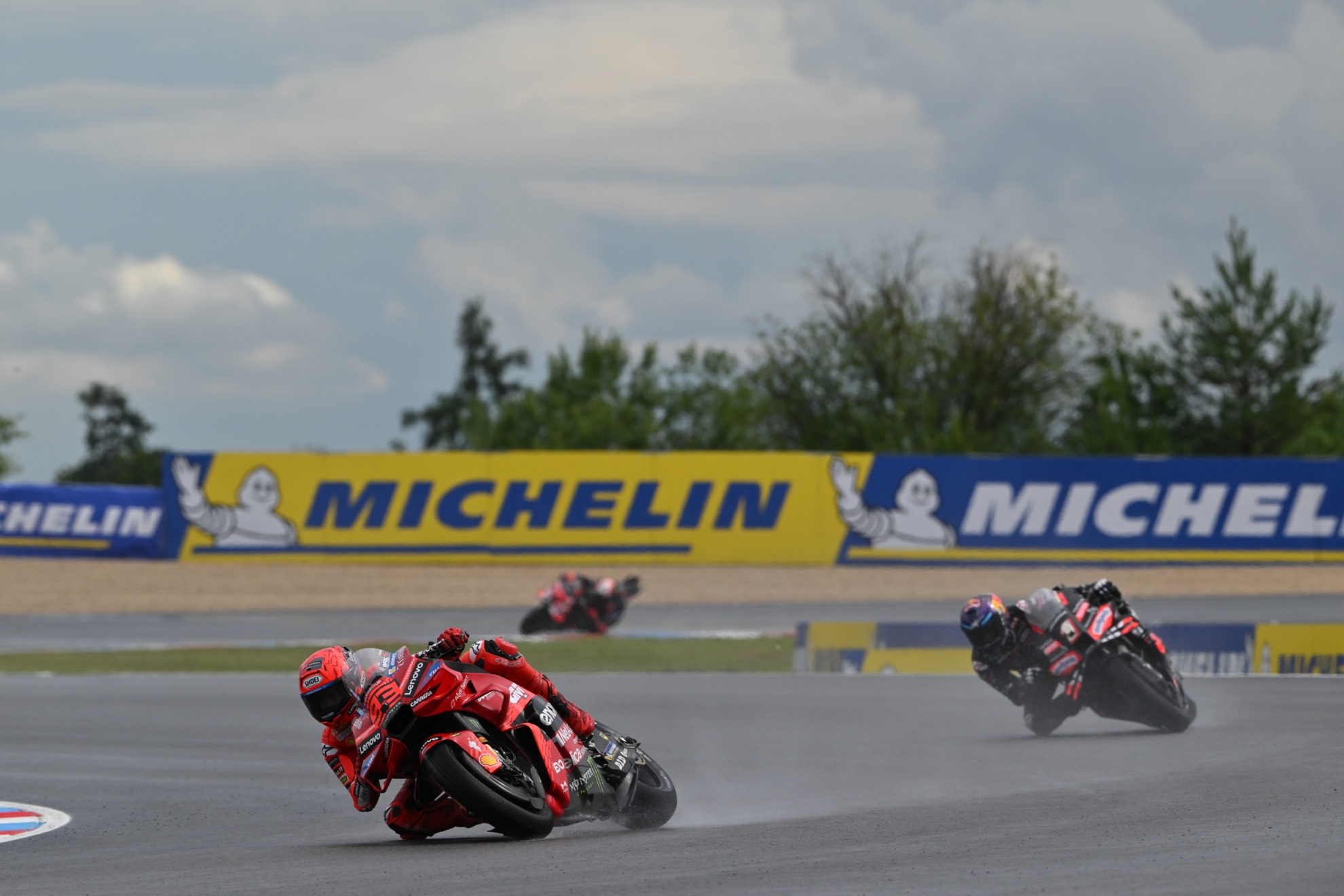 Jorge Martín, tras Marc Márquez, en Brno.