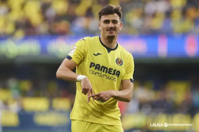 Álex Fores celebra un gol con el Villarreal B