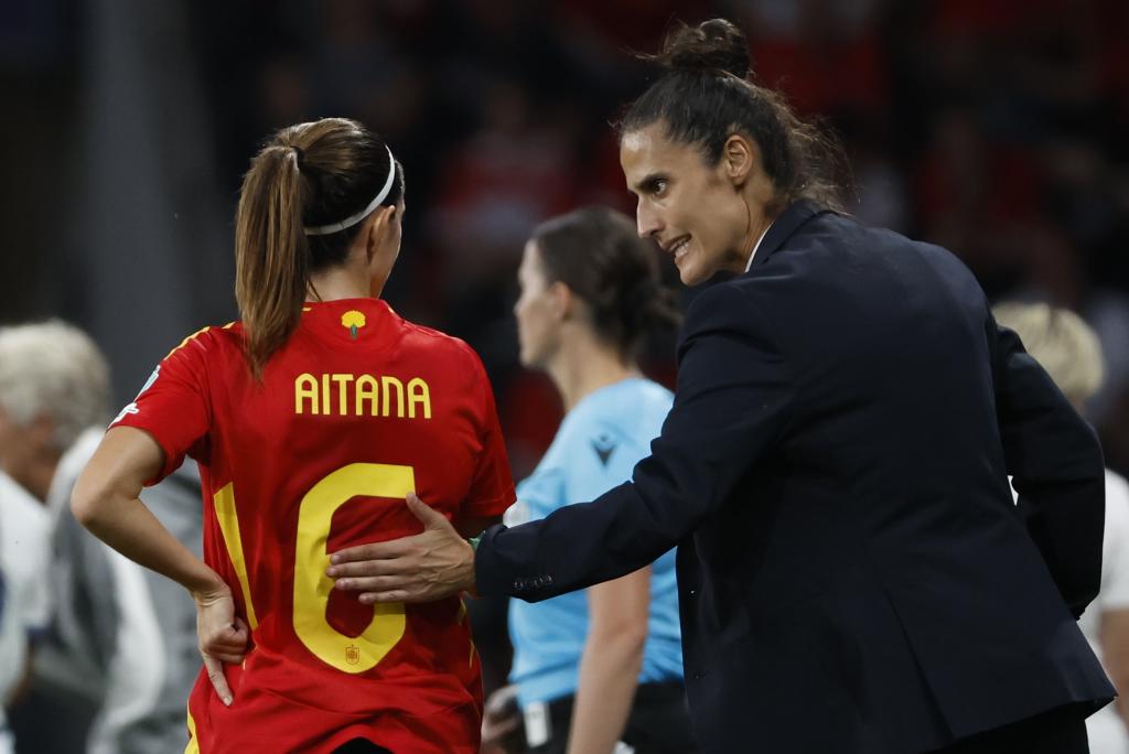 Montse Tomé, da instrucciones a Aitana Bonmatí durante el partido contra Suiza