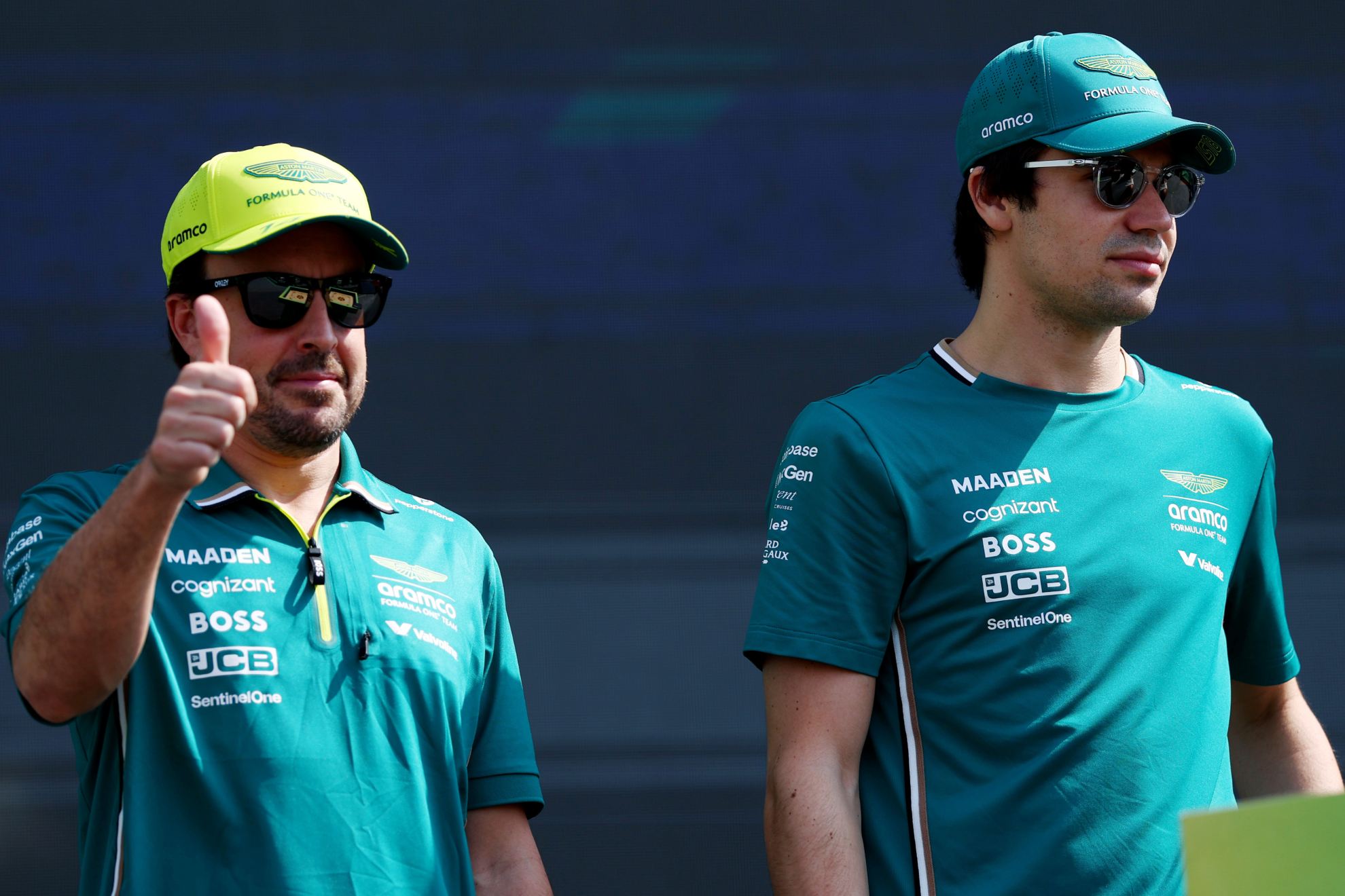 Alonso y Stroll caminan juntos.