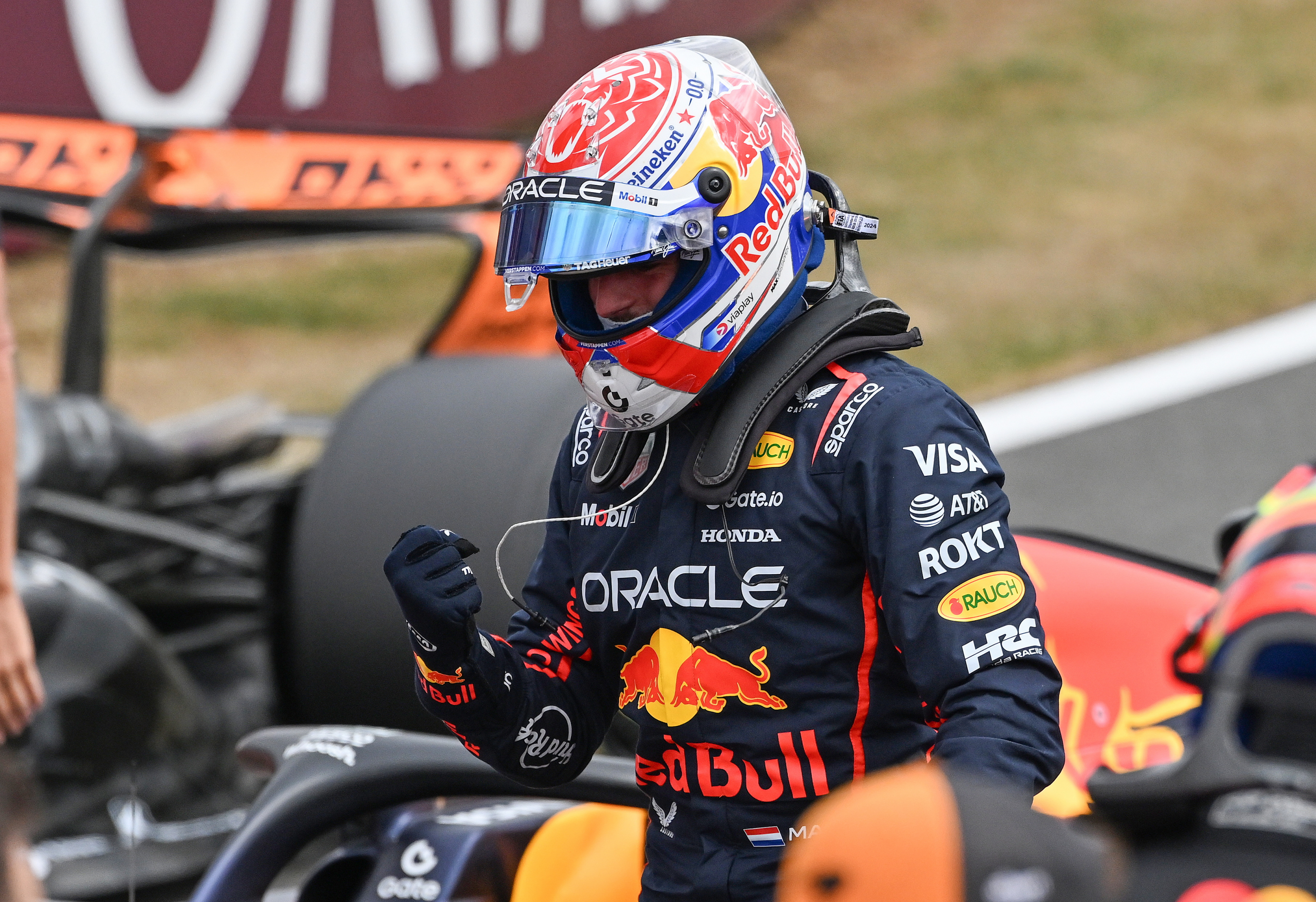 Max Verstappen celebra la pole position en Silverstone.
