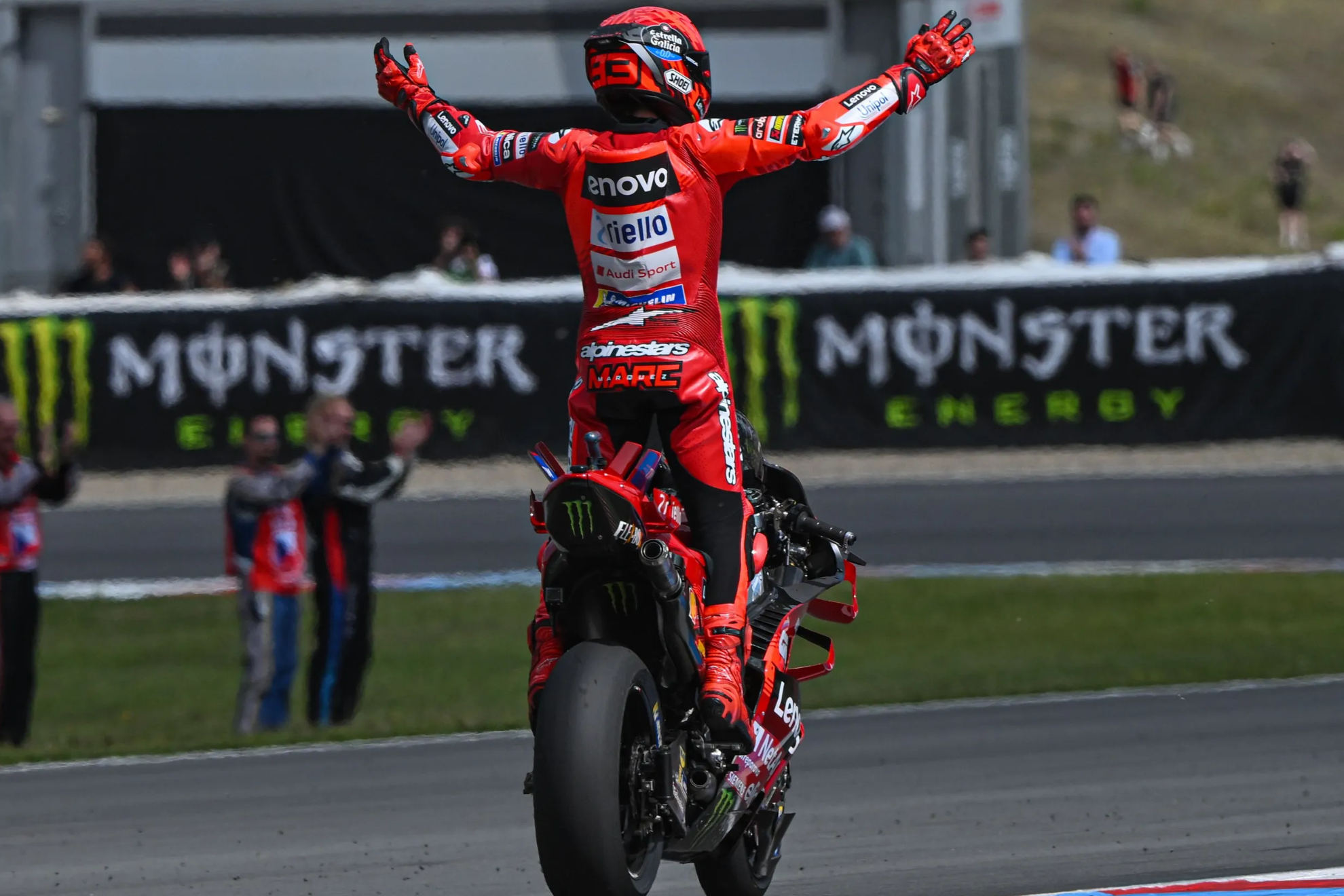 Marc Márquez festeja su victoria en Brno.