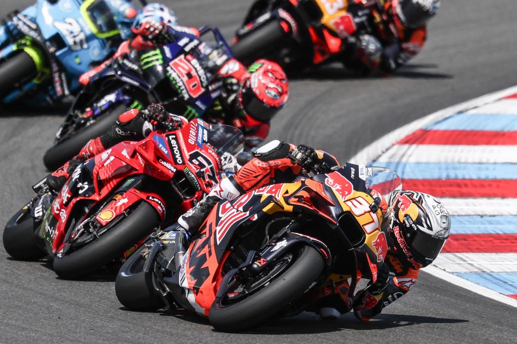 Acosta, delante de Bagnaia, en Brno.