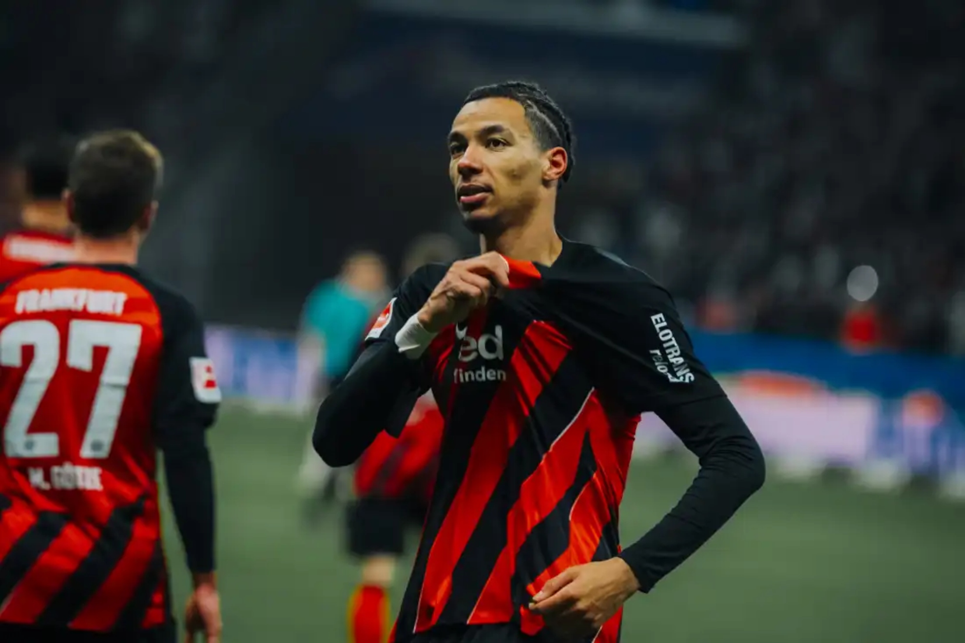 Ekitike celebrando un gol con el Eintracht