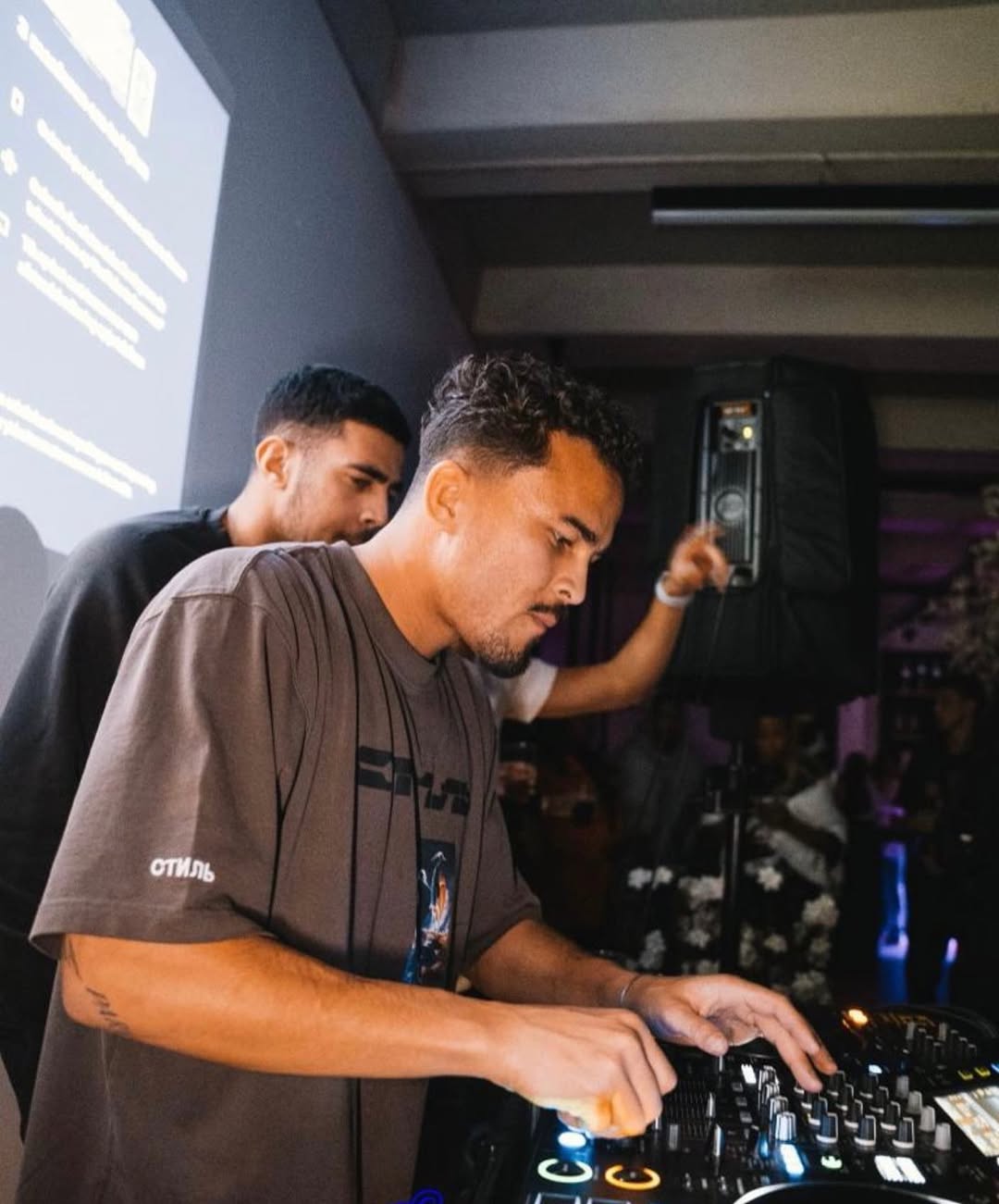 Quincy Kluivert ejerciendo como DJ.